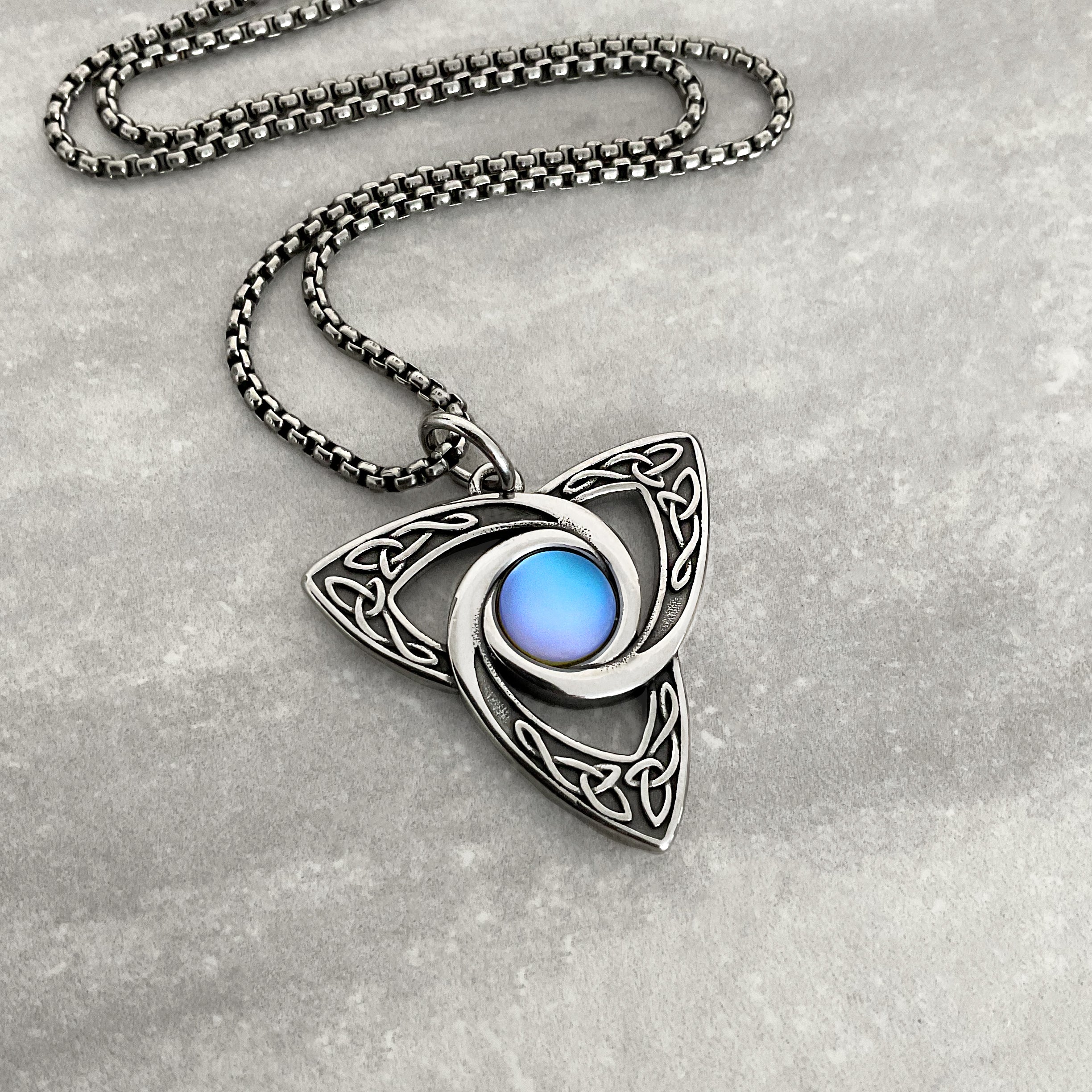 CELTIC KNOT NECKLACE