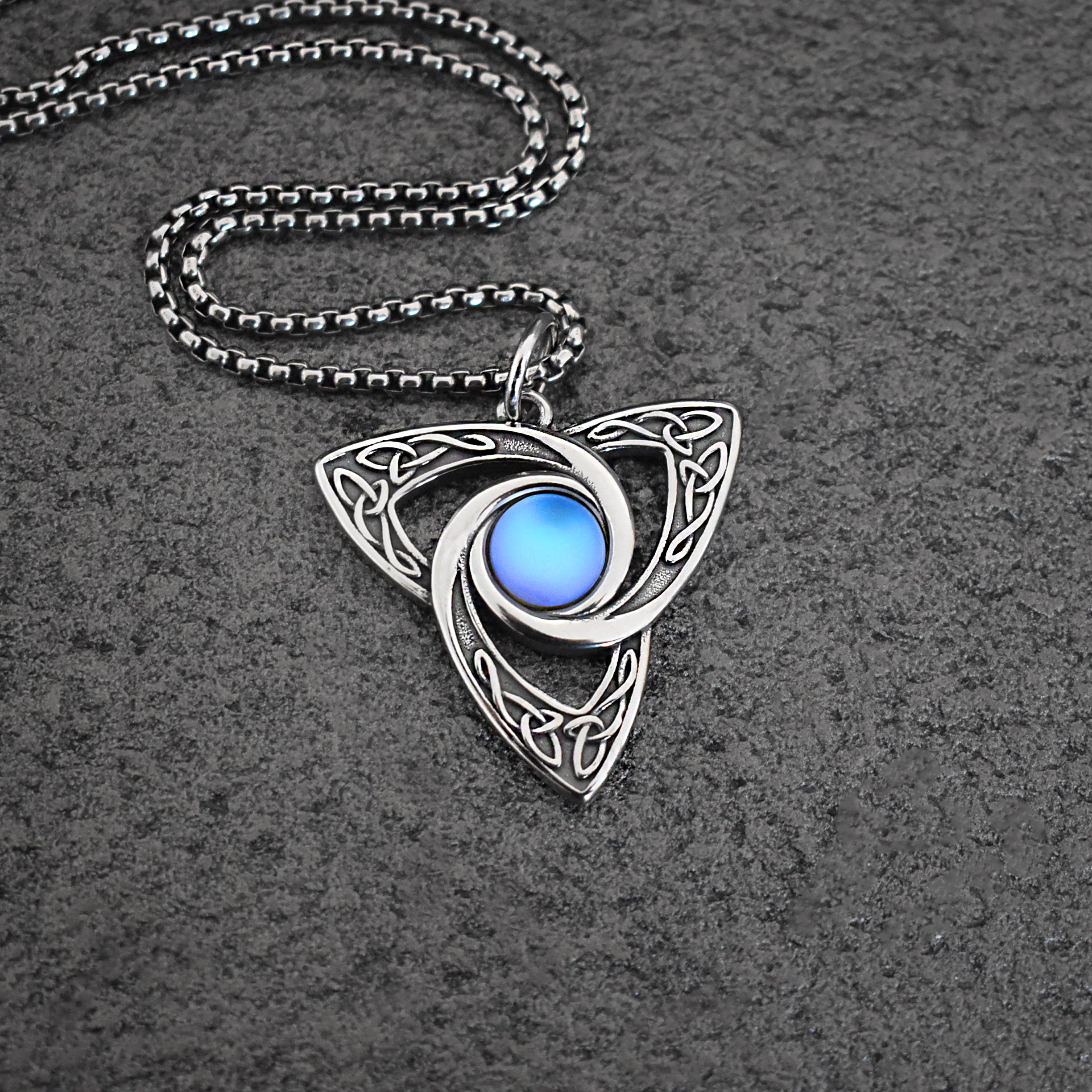 CELTIC KNOT NECKLACE