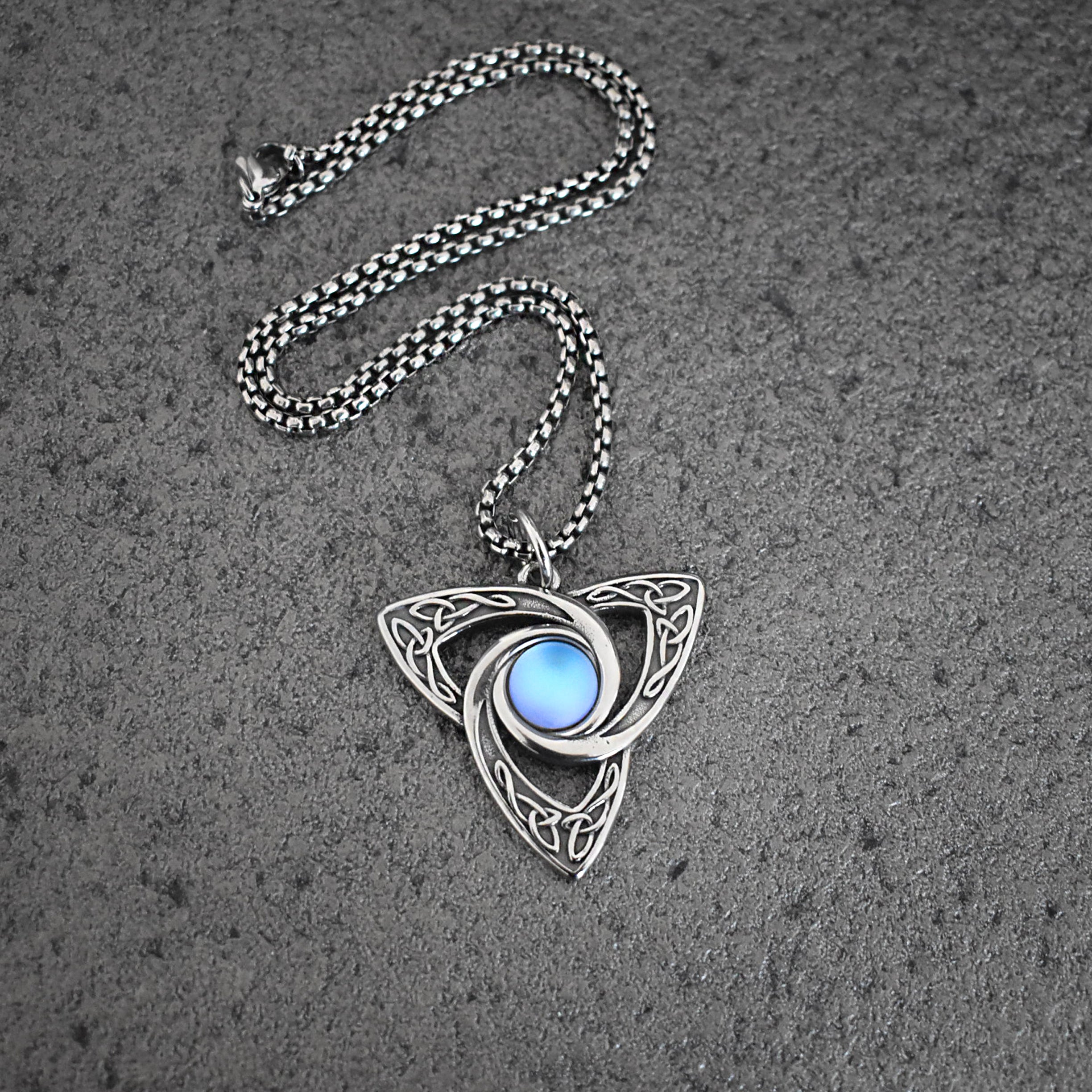 CELTIC KNOT NECKLACE