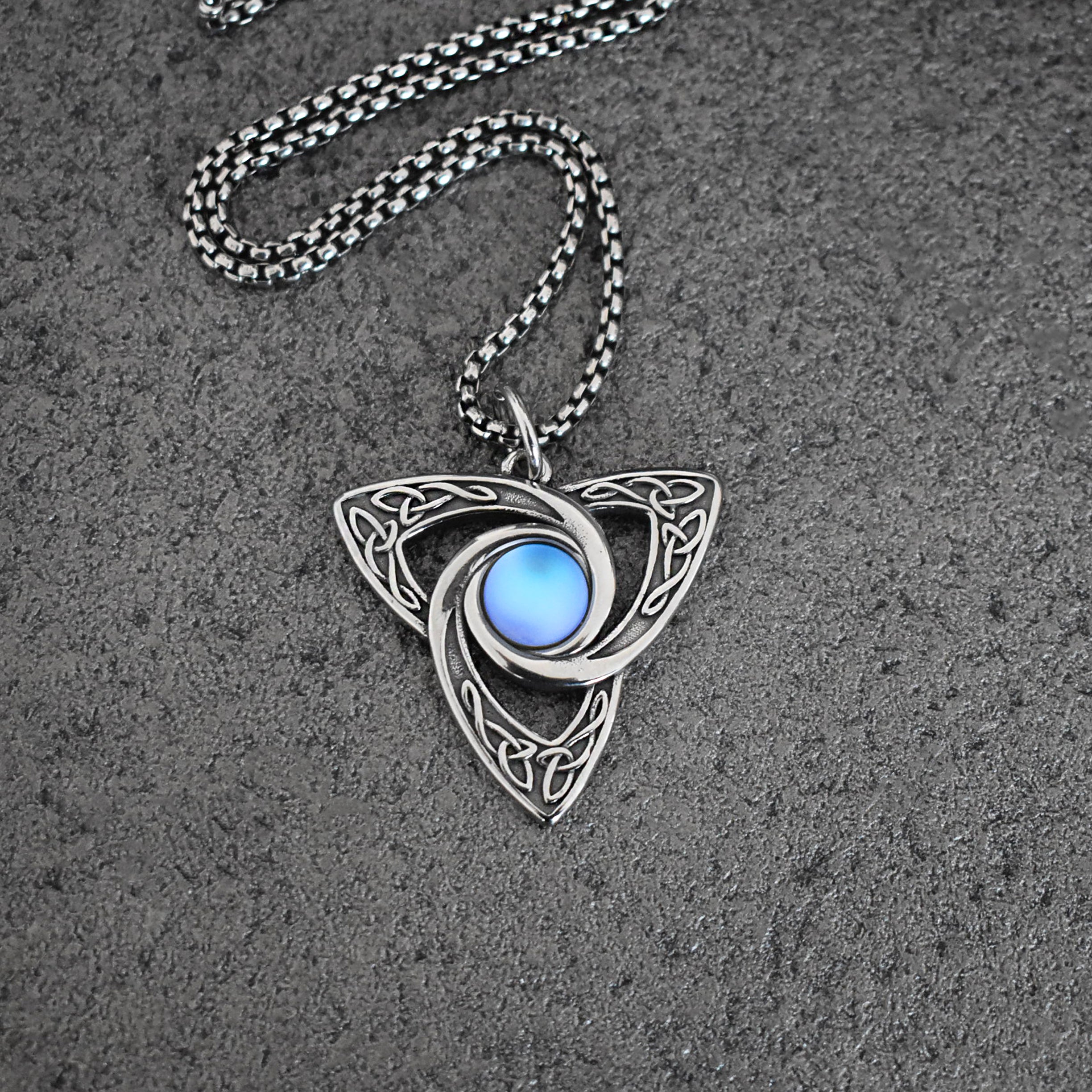 CELTIC KNOT NECKLACE
