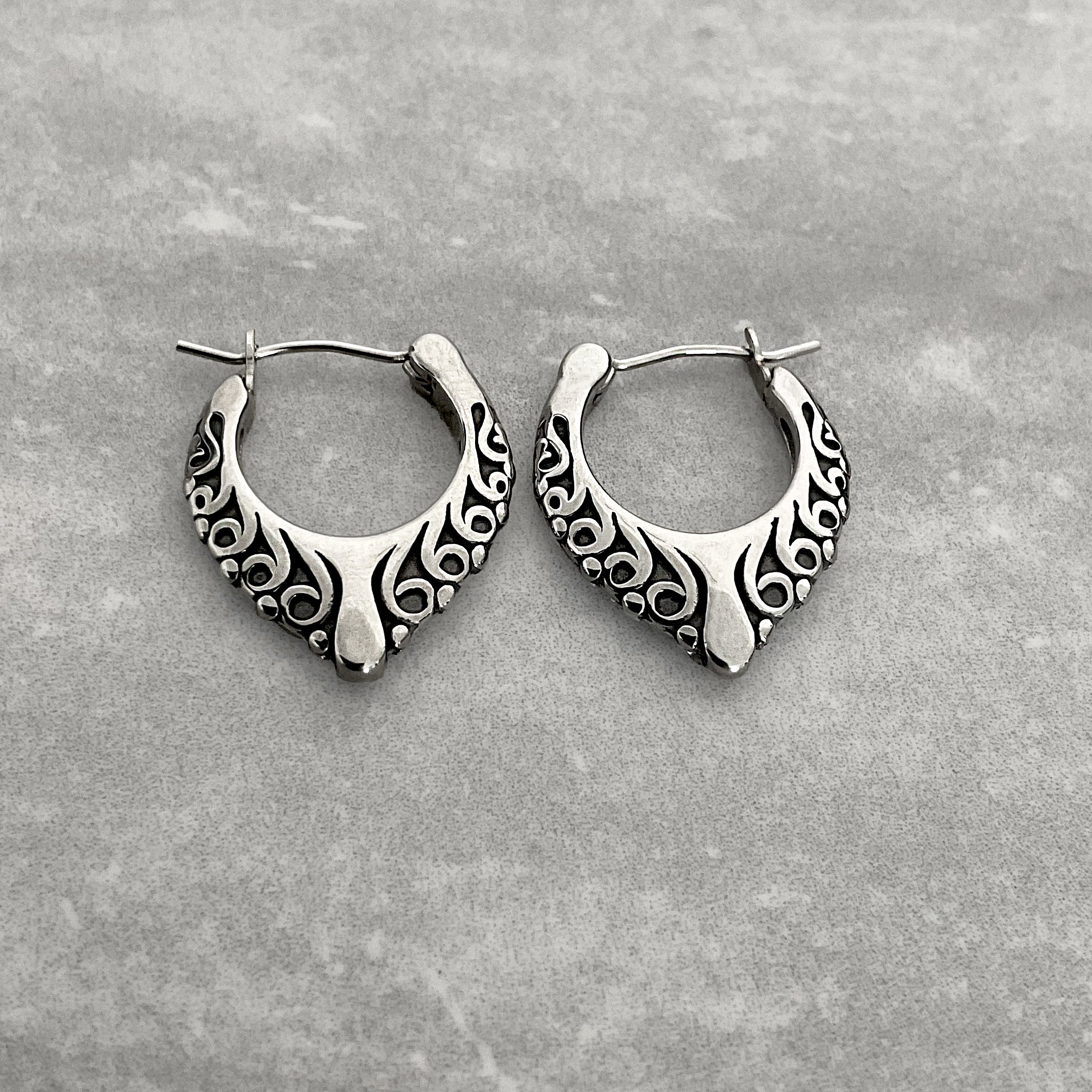 HOOP EARRINGS WITH OCTOPUS DETAILS
