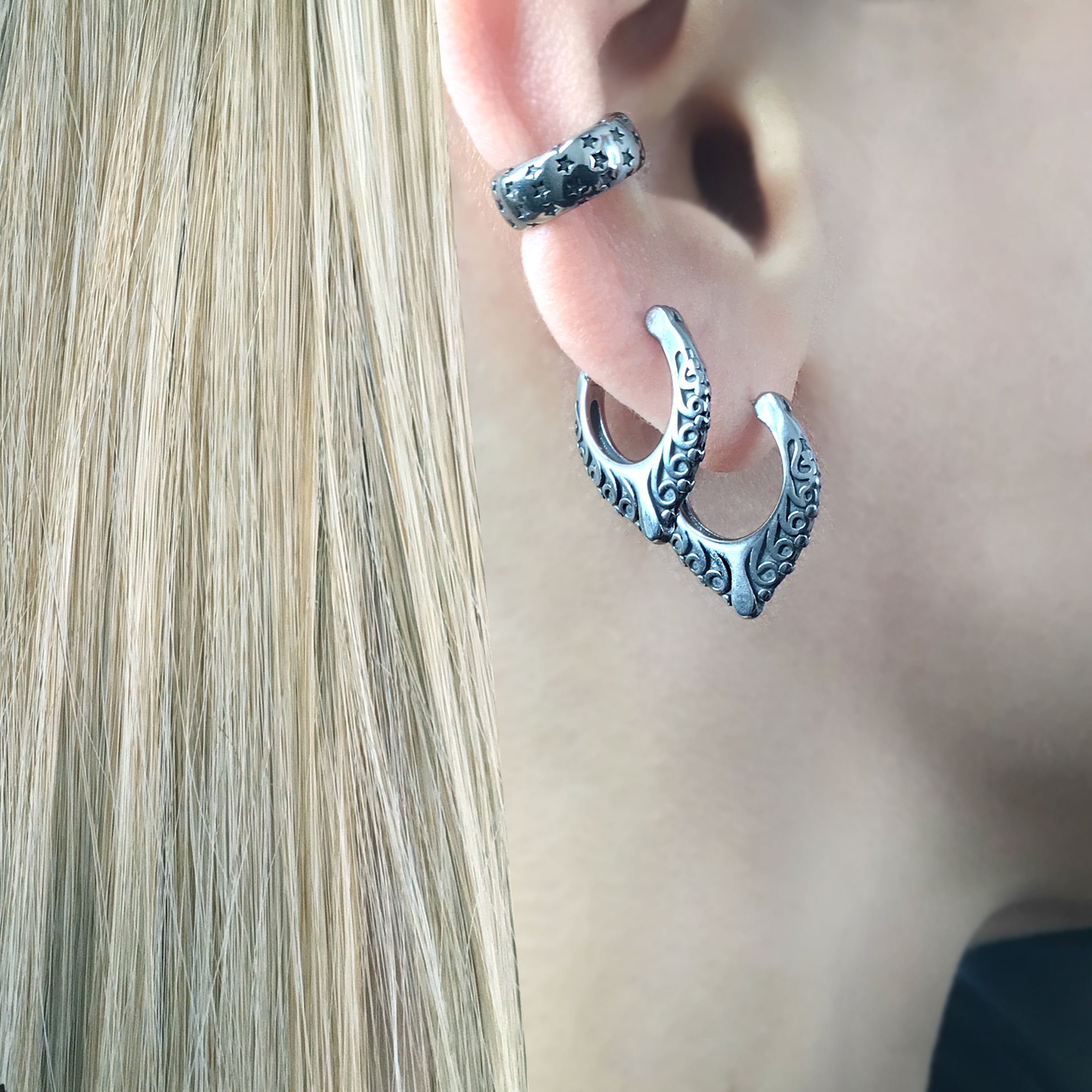 HOOP EARRINGS WITH OCTOPUS DETAILS