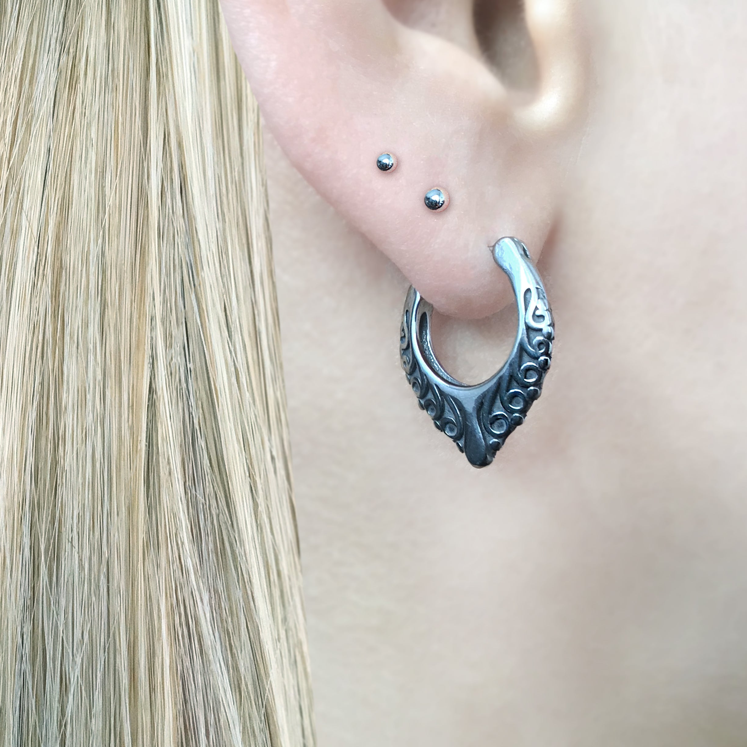 HOOP EARRINGS WITH OCTOPUS DETAILS