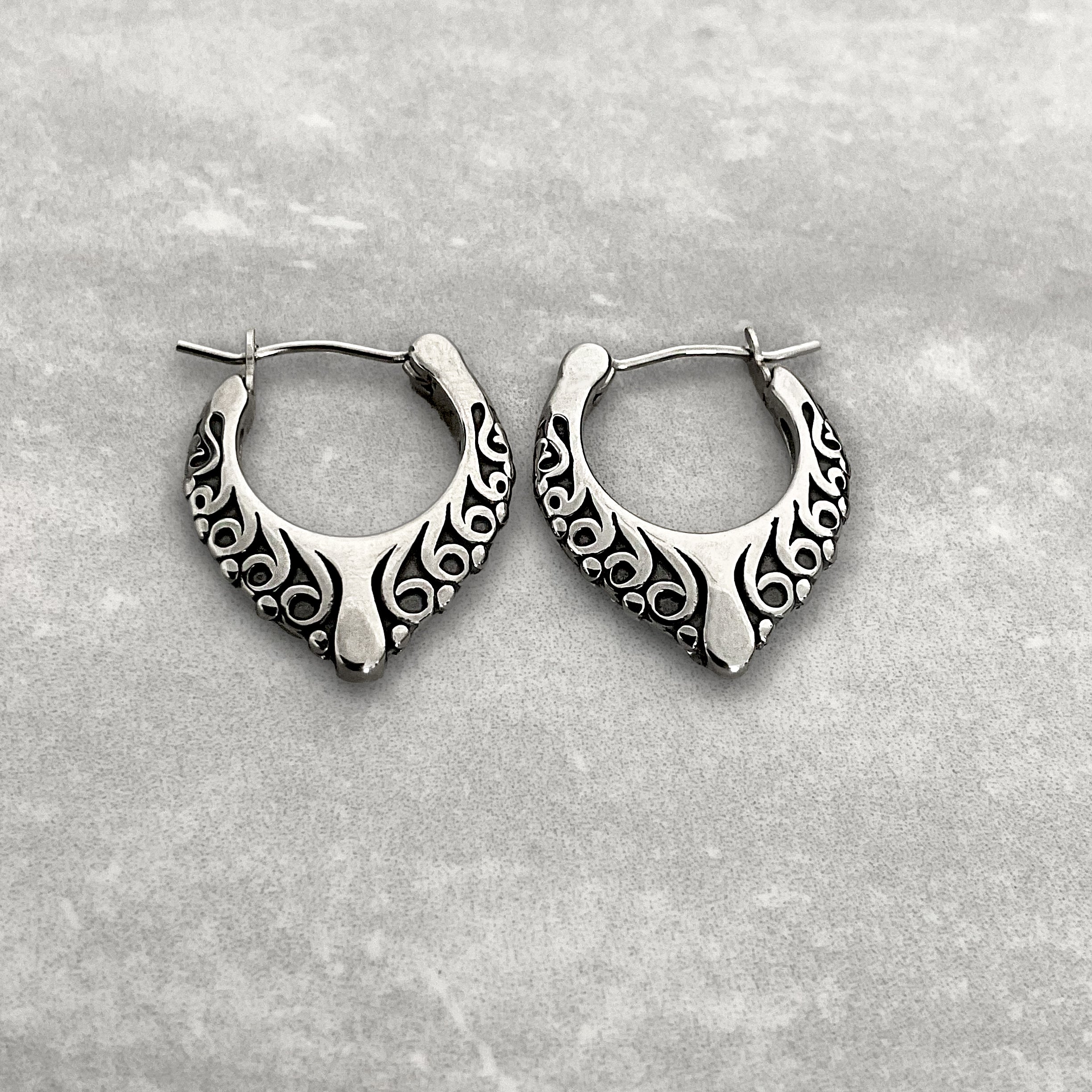 HOOP EARRINGS WITH OCTOPUS DETAILS