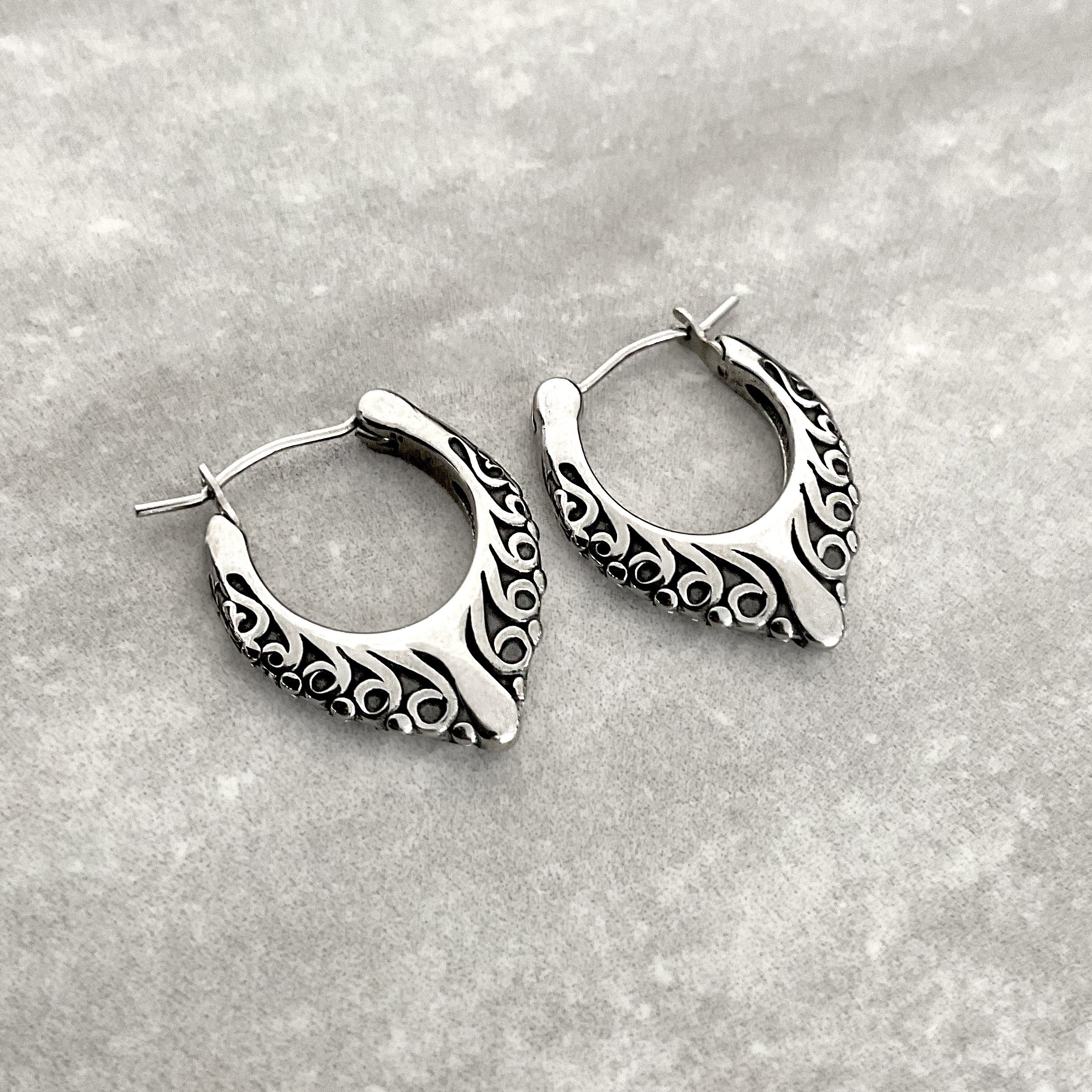 HOOP EARRINGS WITH OCTOPUS DETAILS