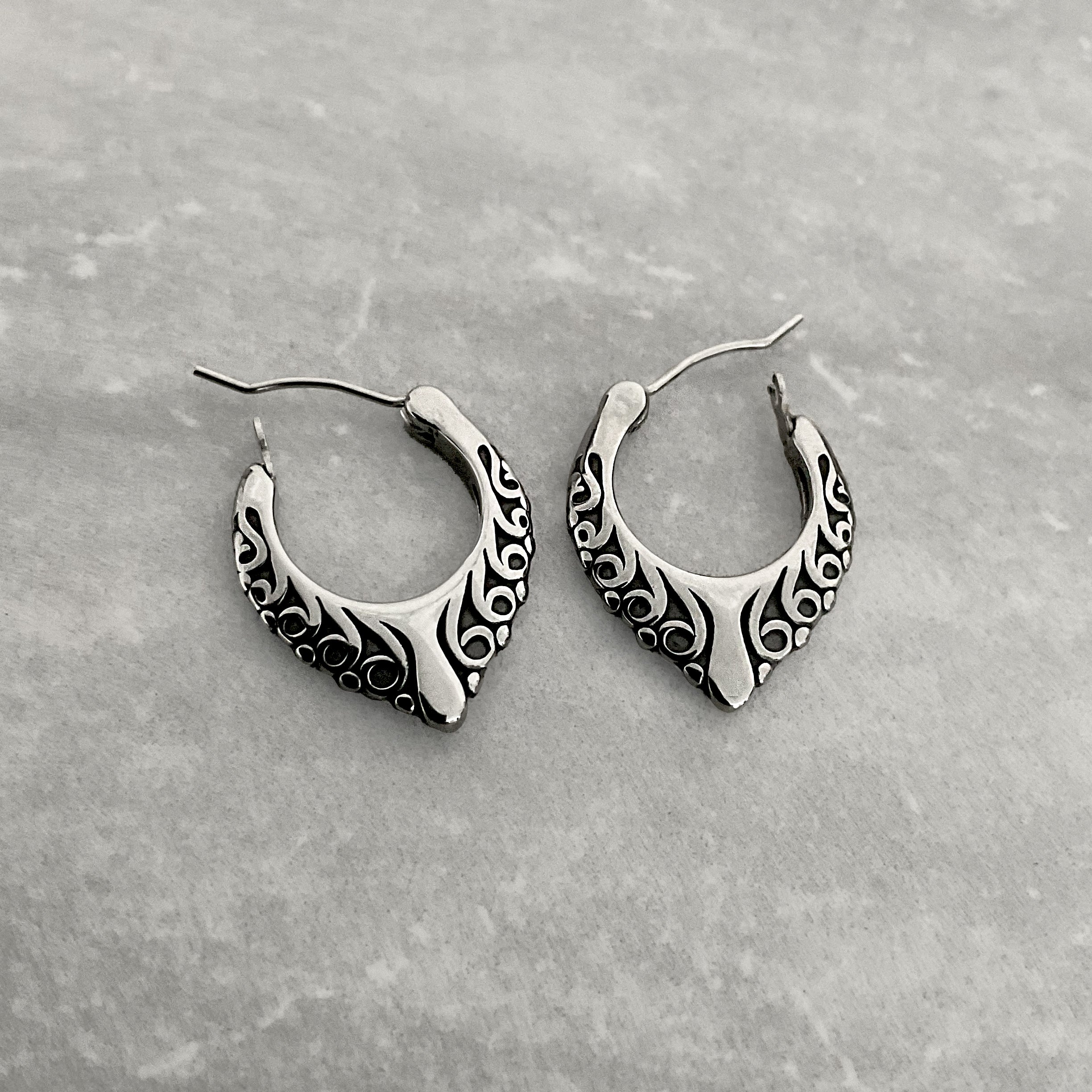 HOOP EARRINGS WITH OCTOPUS DETAILS