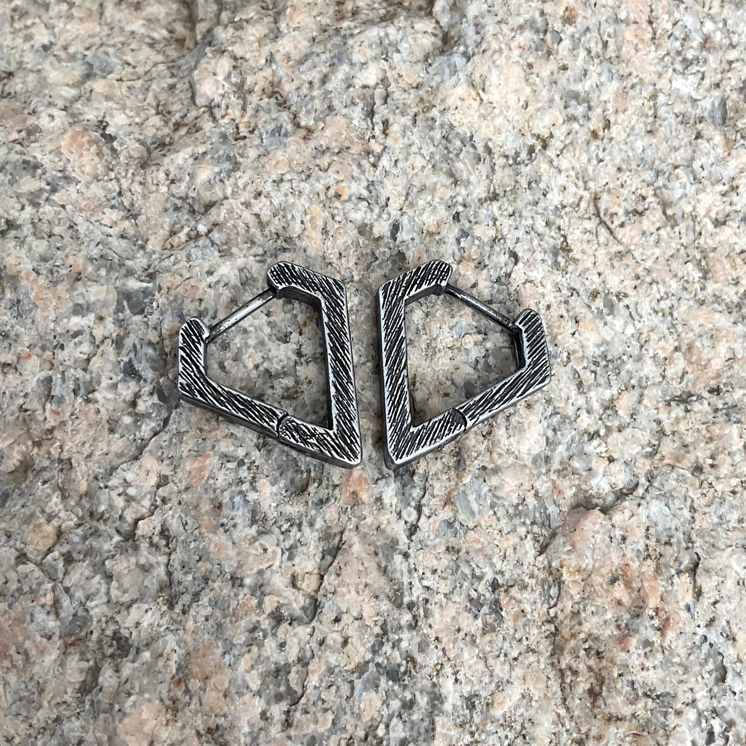 TRIANGLE HOOP EARRINGS WITH TEXTURE