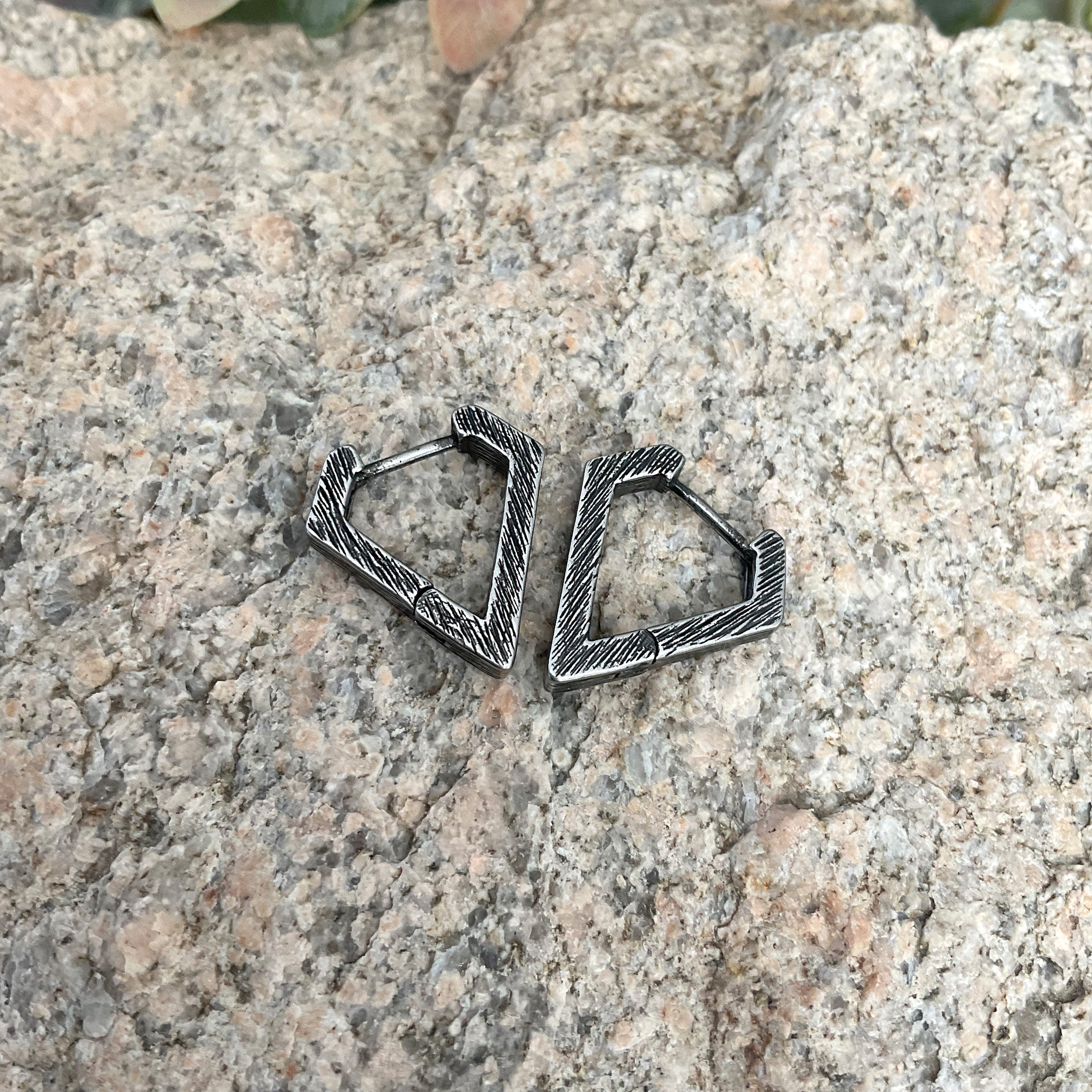 TRIANGLE HOOP EARRINGS WITH TEXTURE