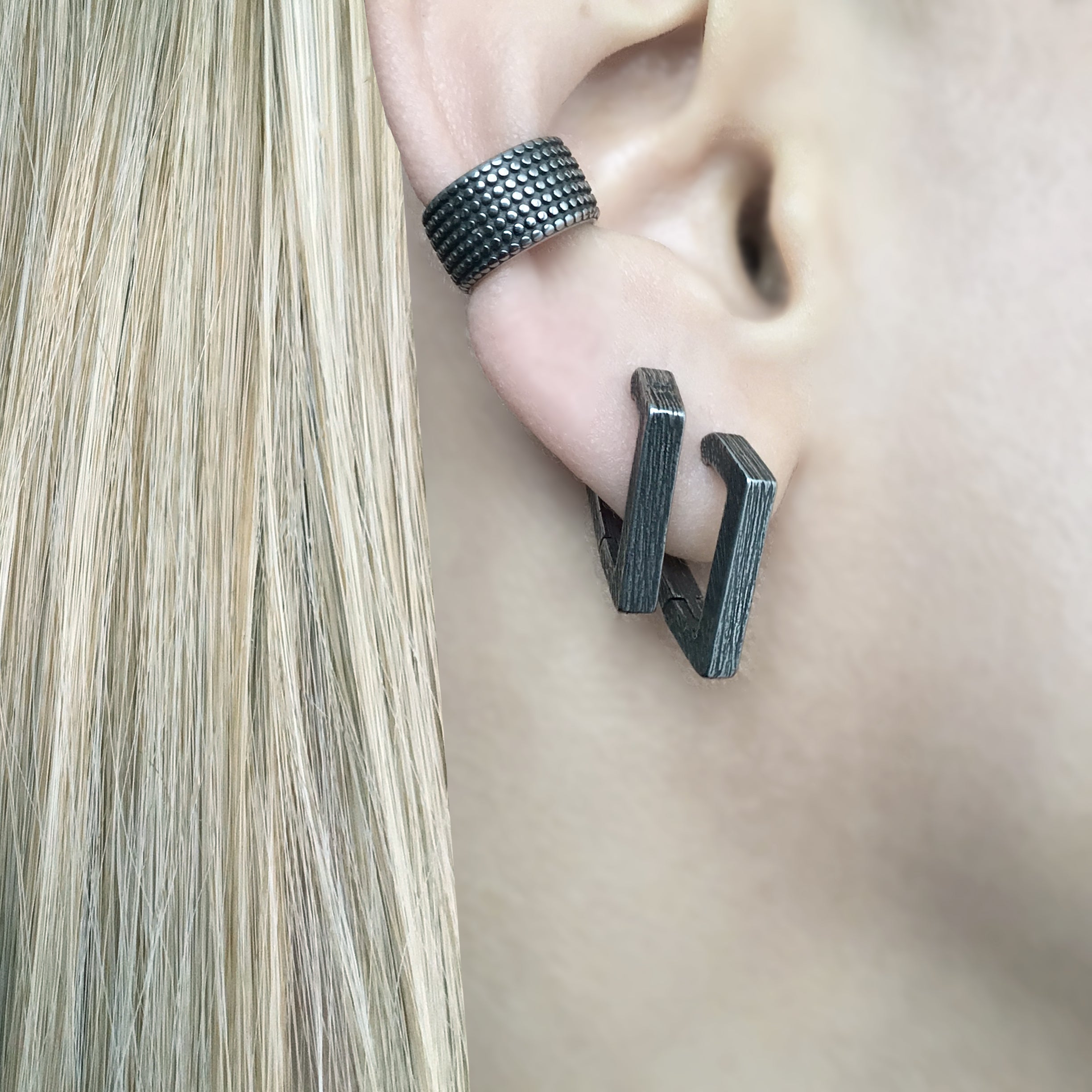 TRIANGLE HOOP EARRINGS WITH TEXTURE