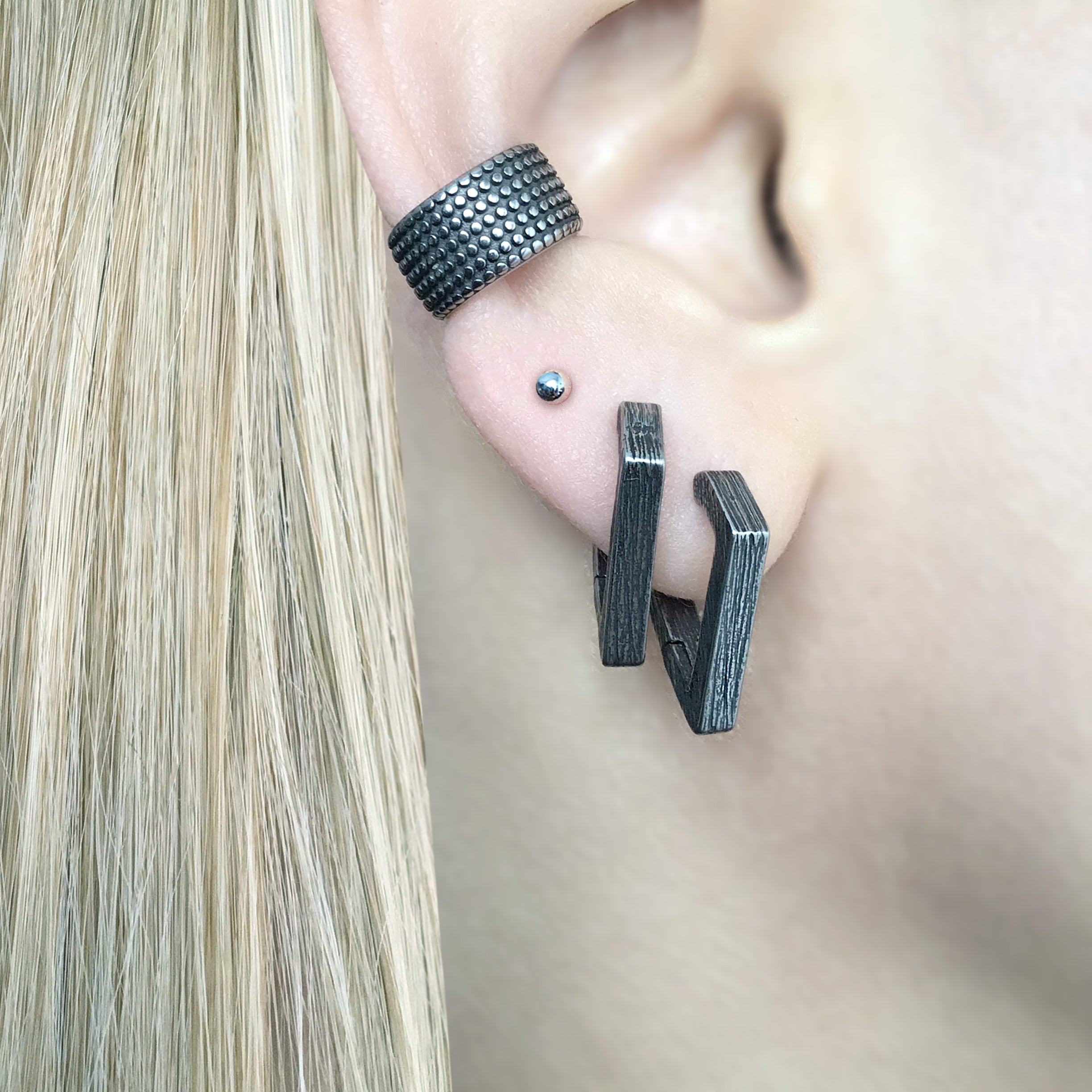 TRIANGLE HOOP EARRINGS WITH TEXTURE