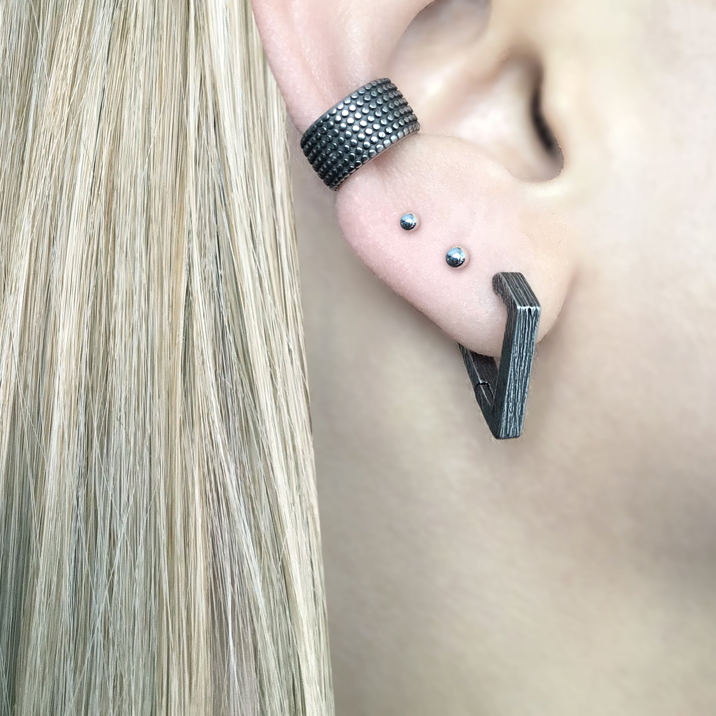 TRIANGLE HOOP EARRINGS WITH TEXTURE