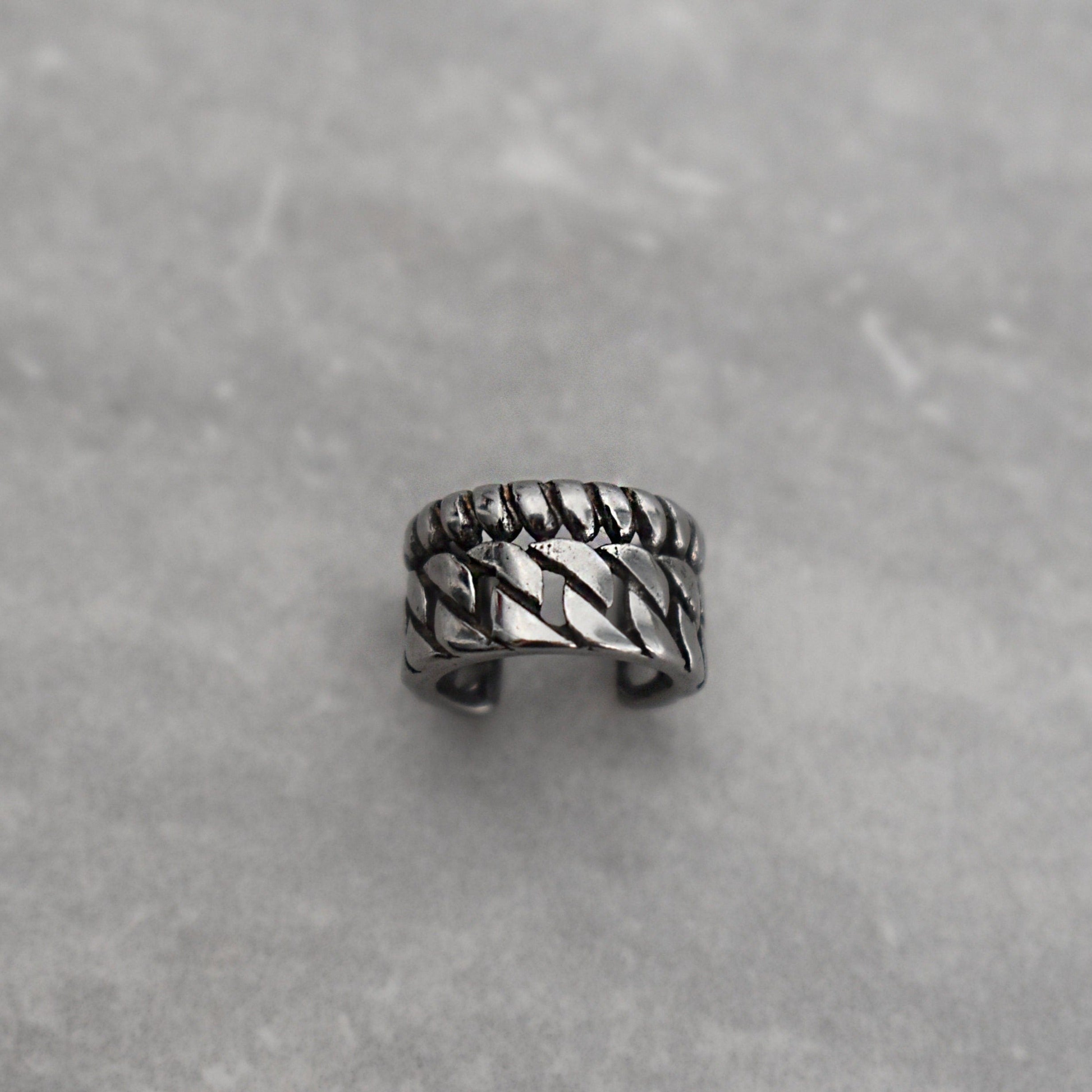 CHAIN LINKS EAR CUFF