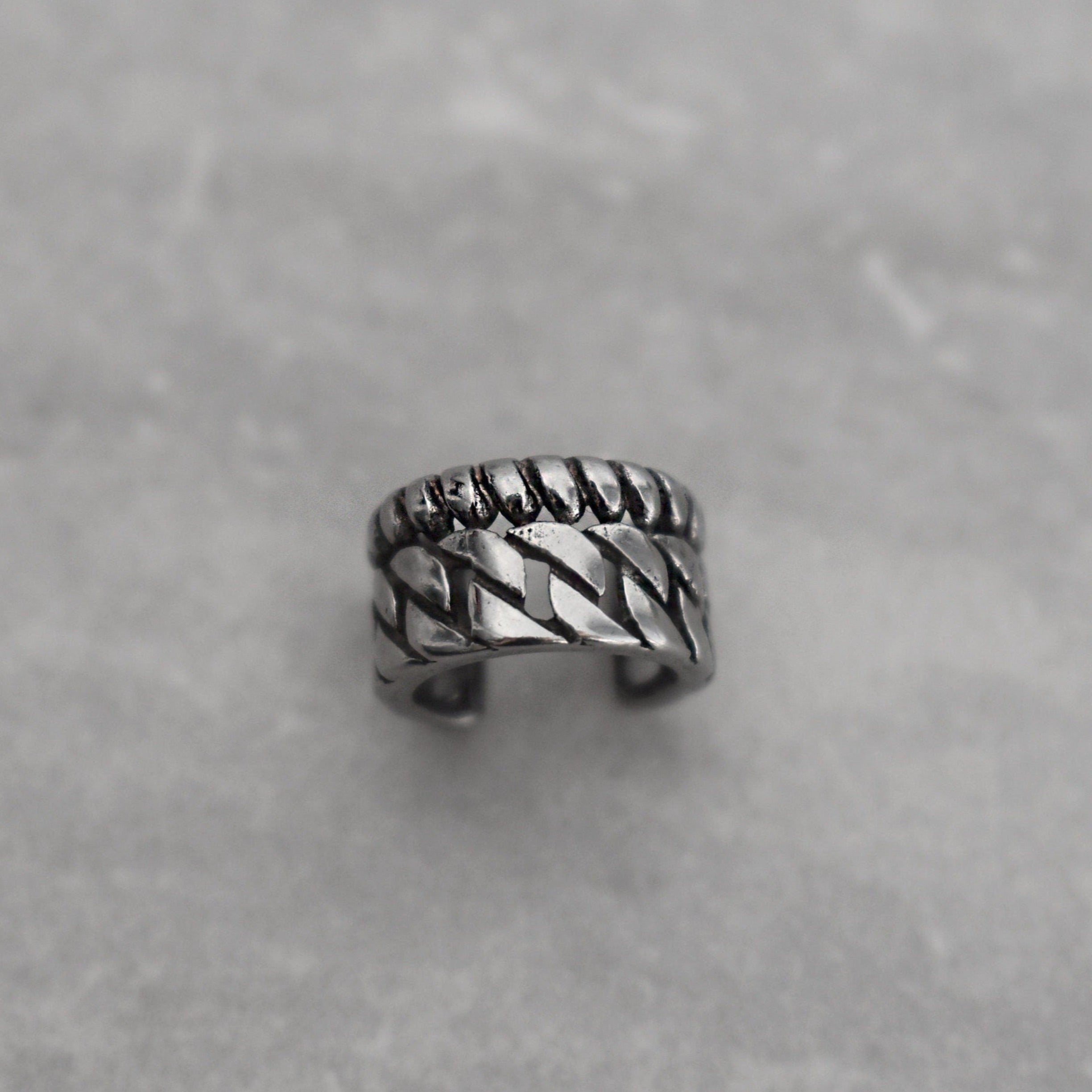CHAIN LINKS EAR CUFF