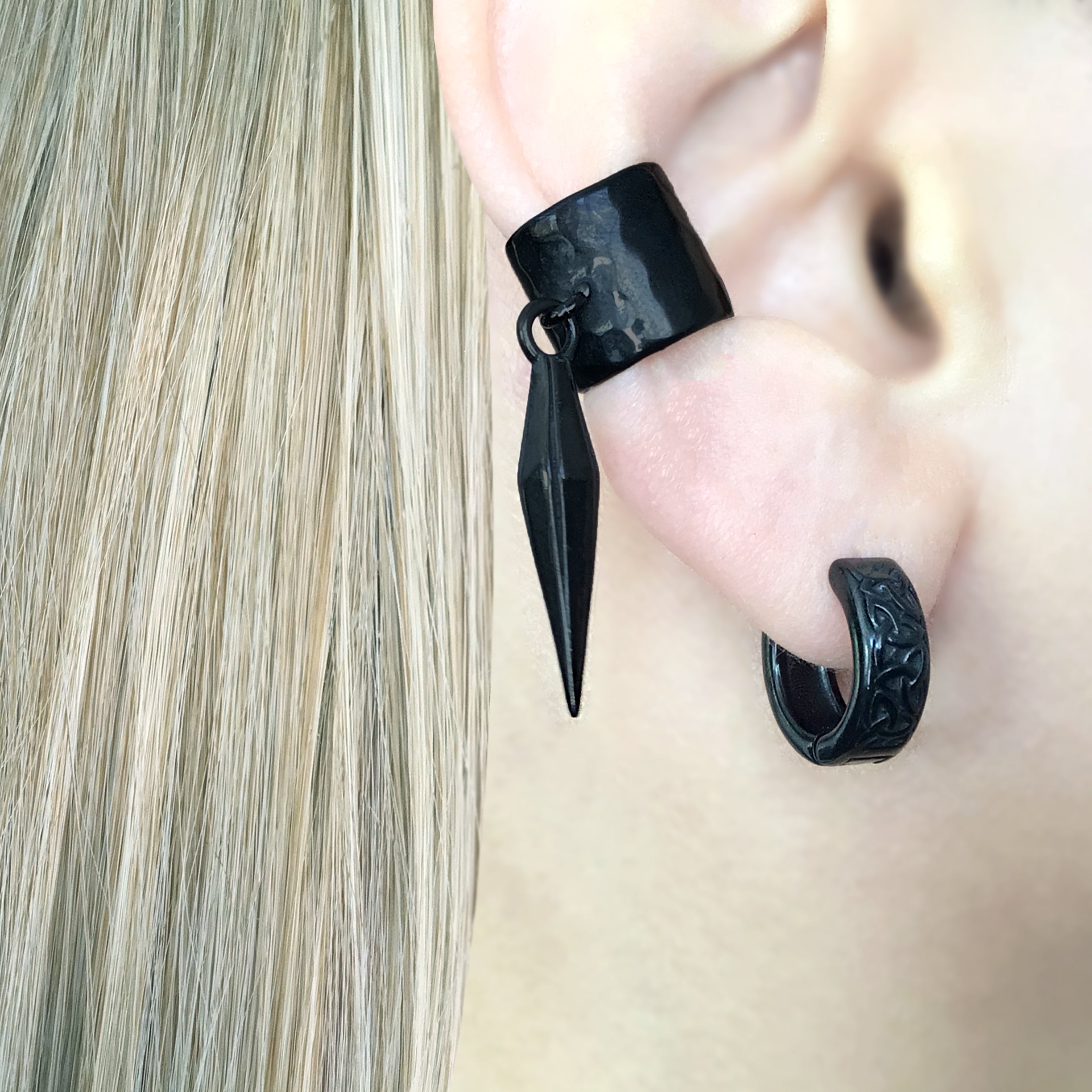 EAR CUFF WITH SPIKE IN BLACK