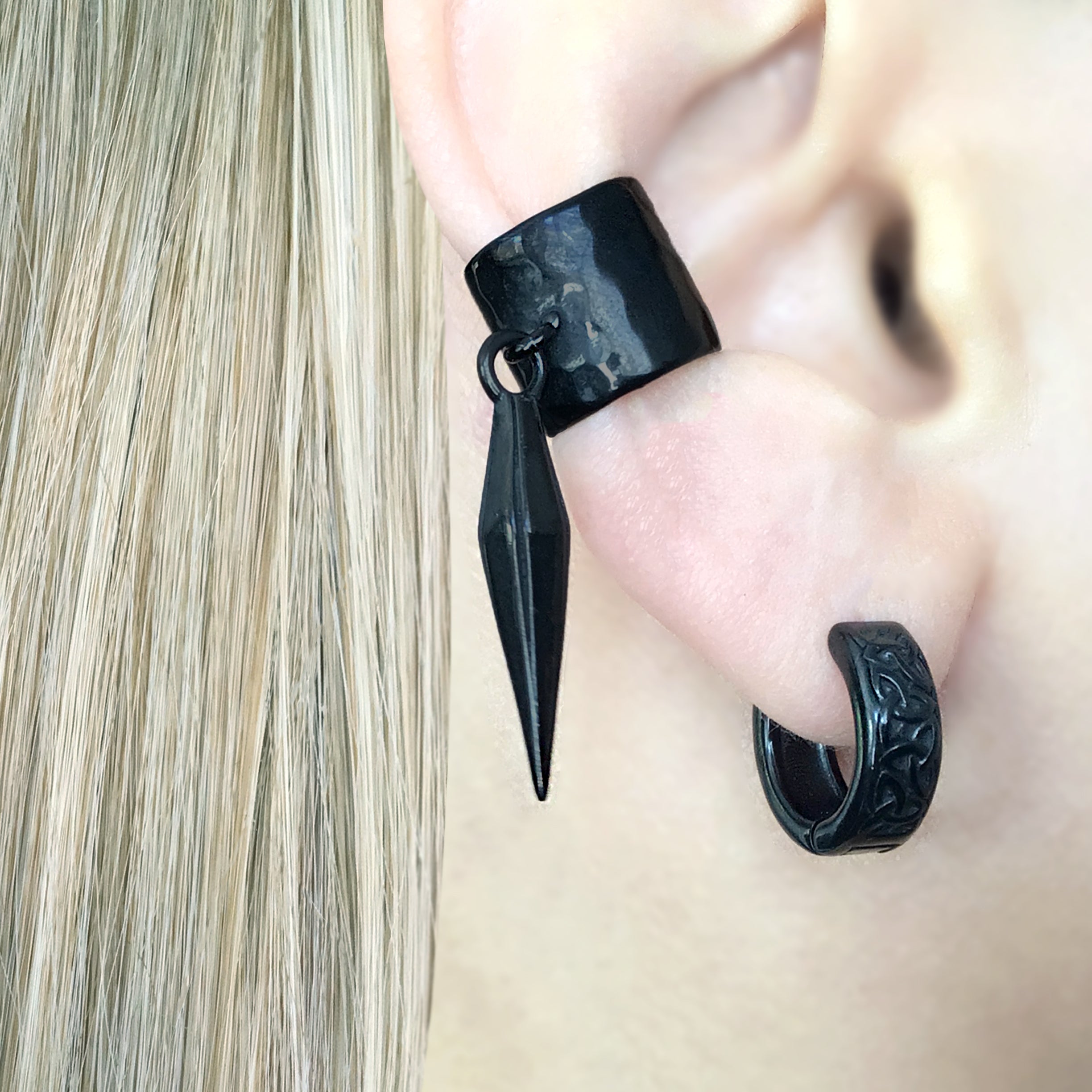 EAR CUFF WITH SPIKE IN BLACK