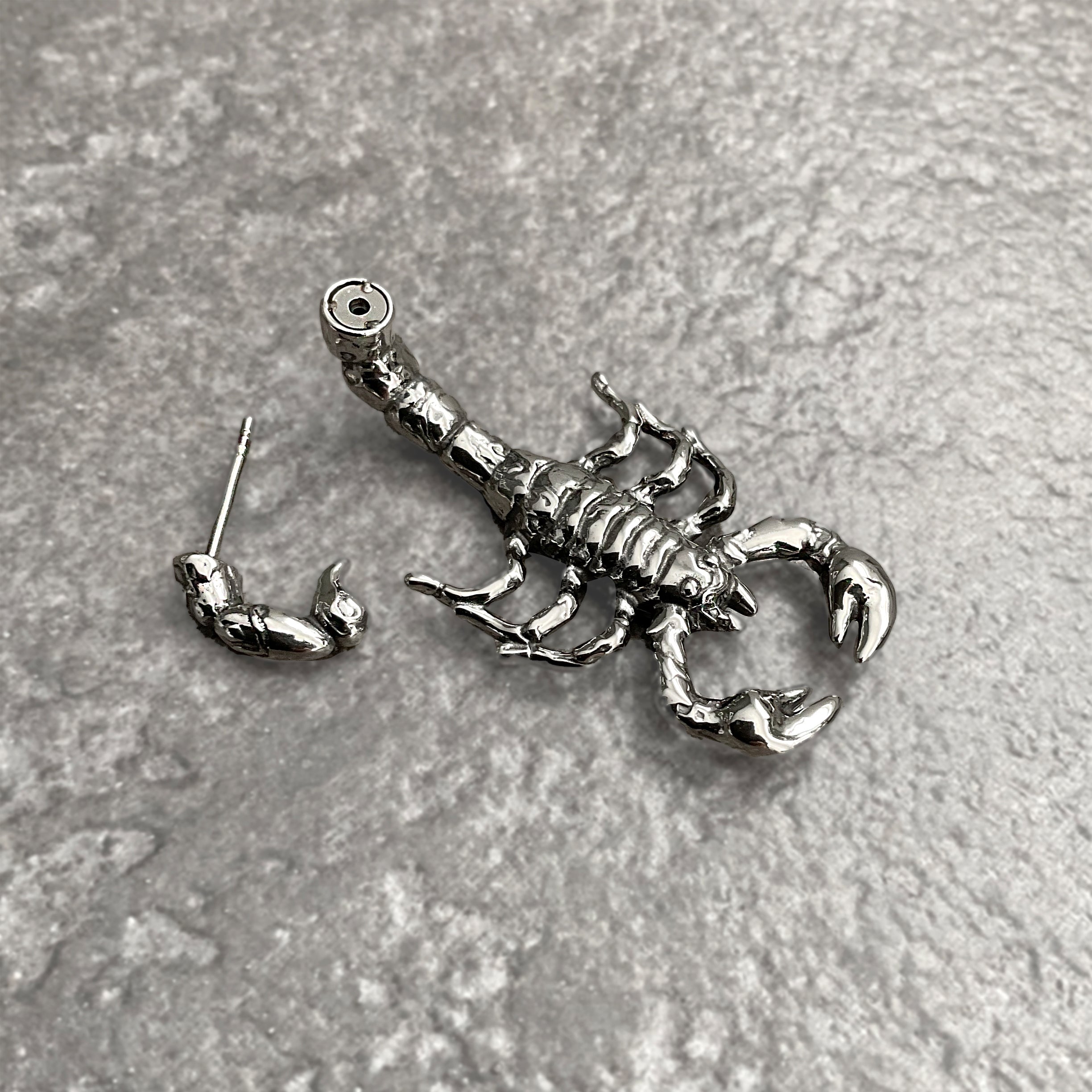 SCORPION EAR JACKET EARRING IN BLACK