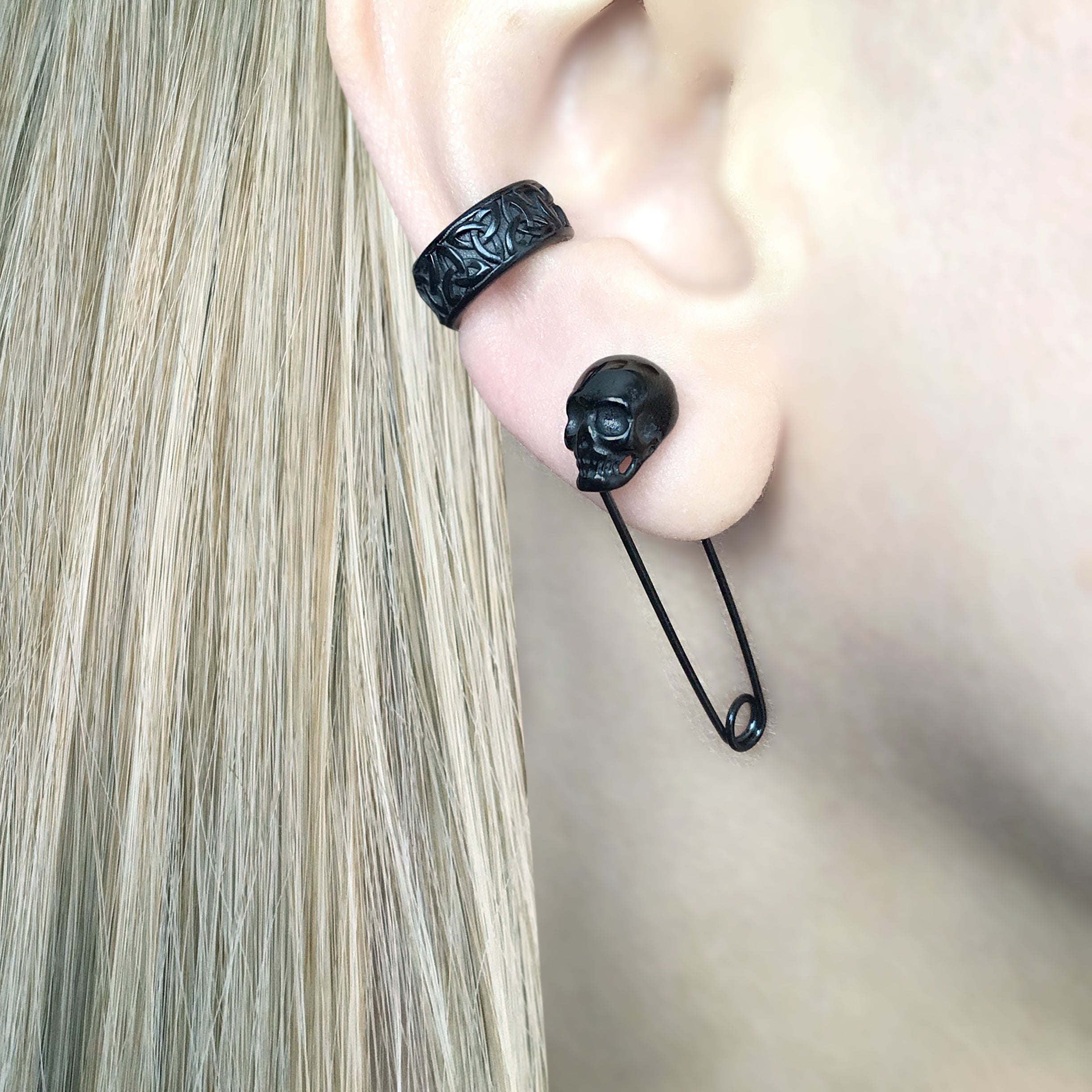 SKULL PIN EARRINGS IN BLACK