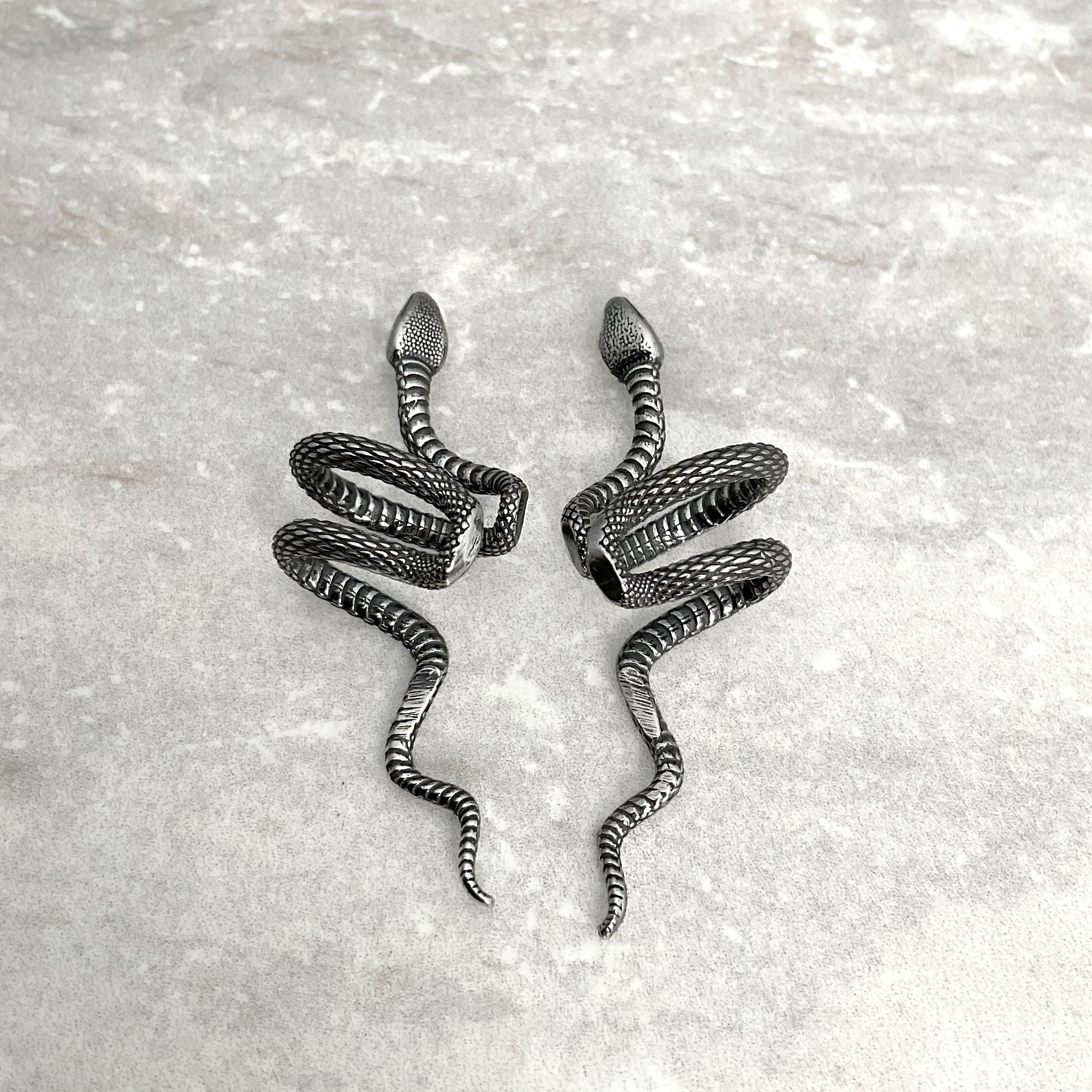 SNAKE EAR CUFF IN SILVER