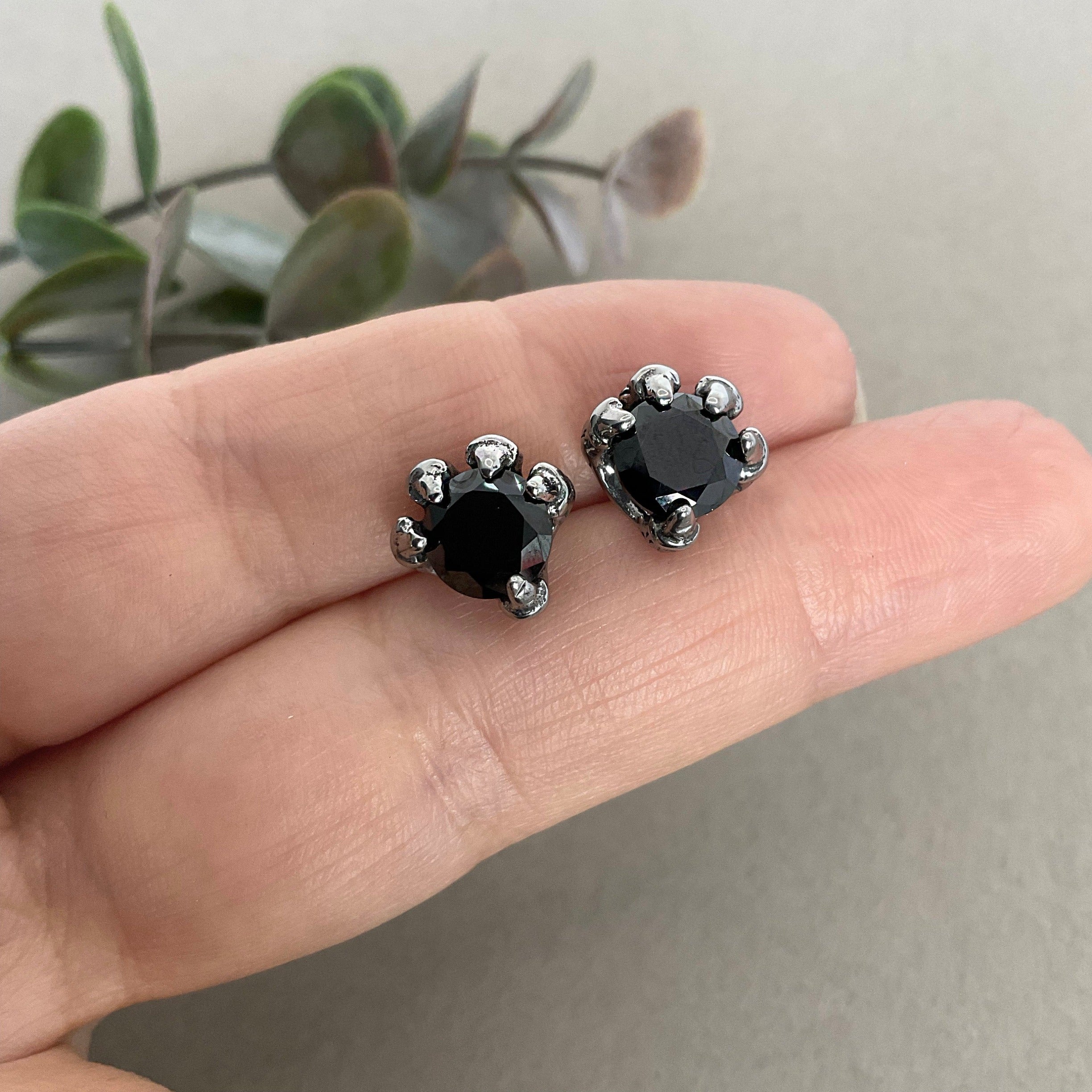 CLAW SETTING STUD EARRINGS