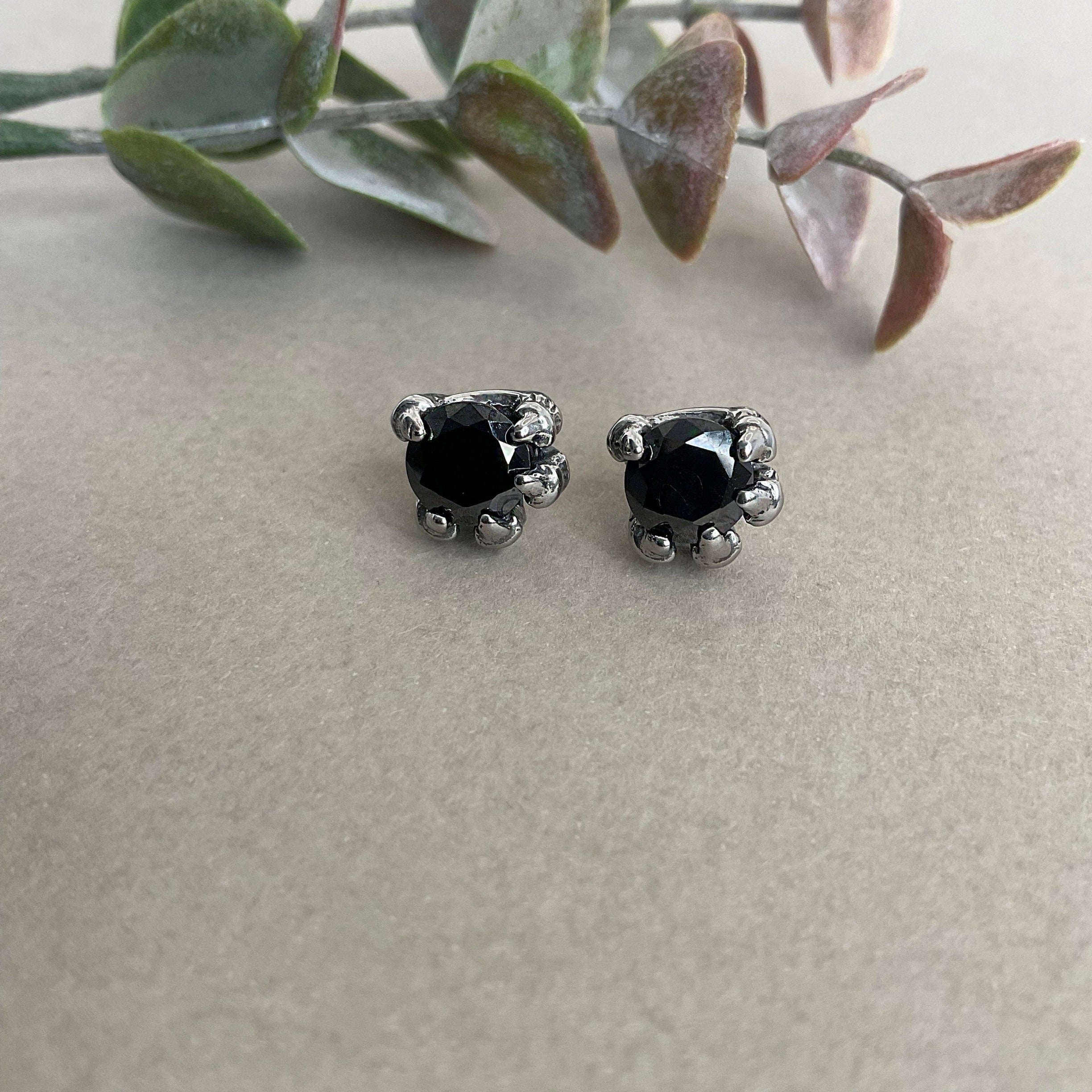 CLAW SETTING STUD EARRINGS