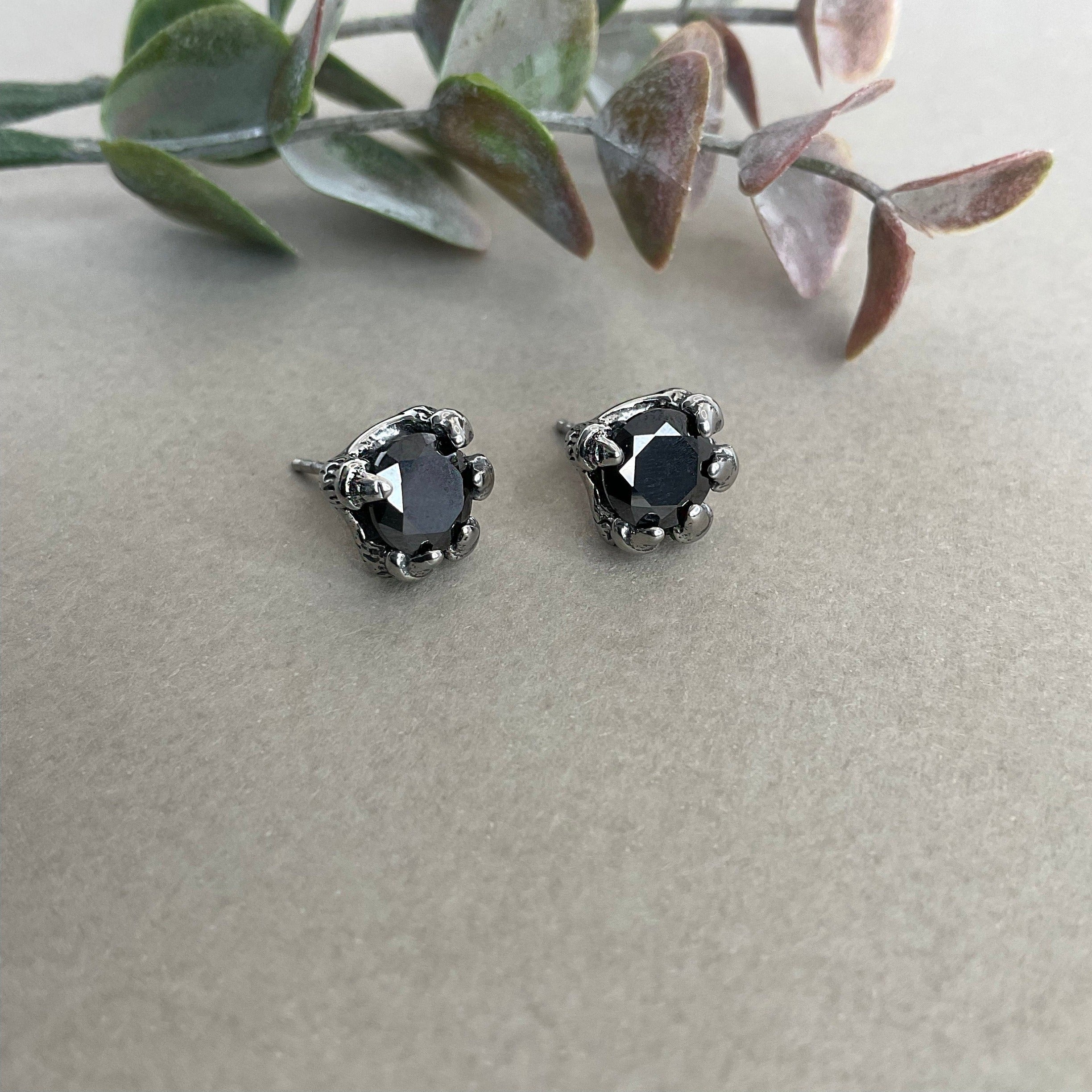 CLAW SETTING STUD EARRINGS