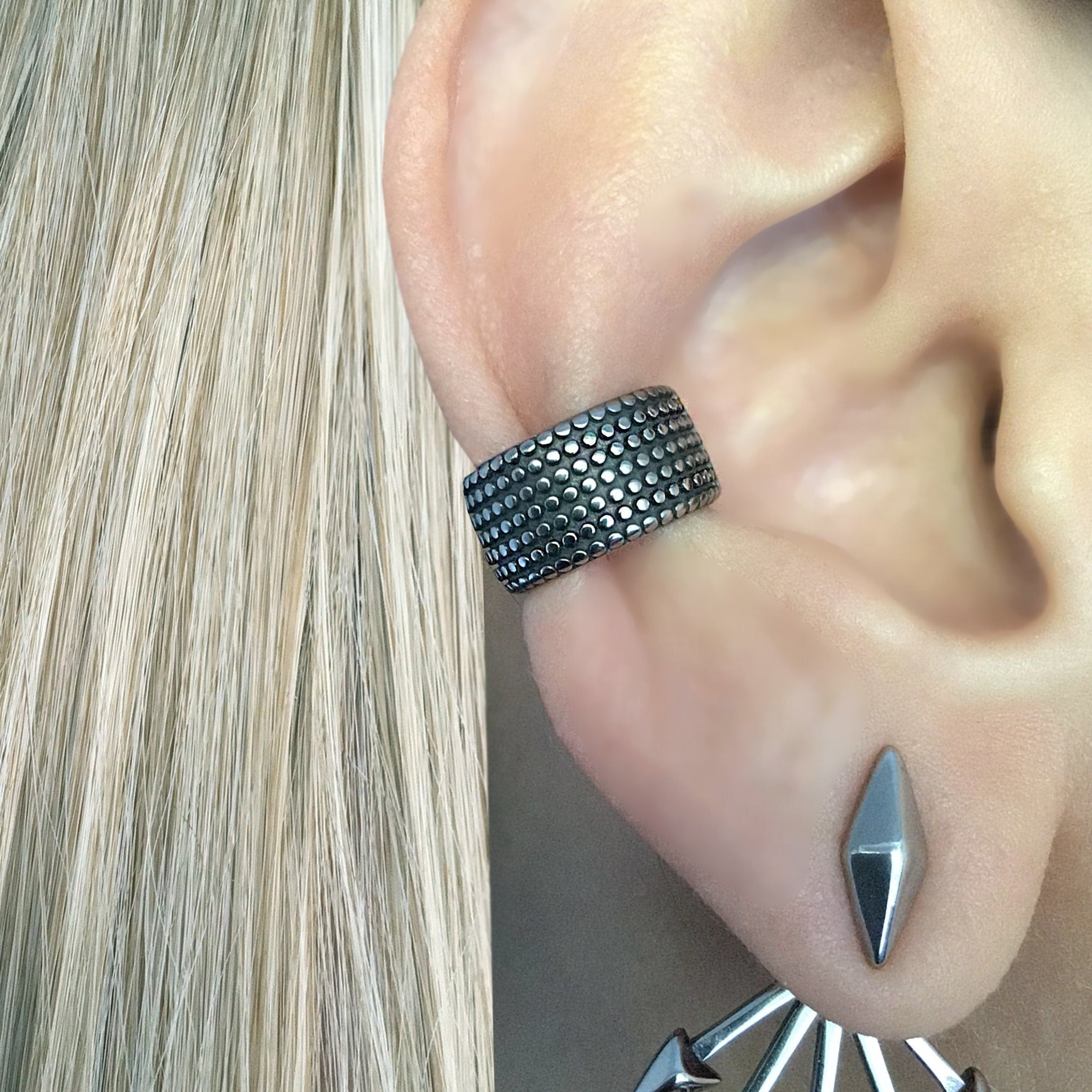 EAR CUFF WITH DOTTED DESIGN