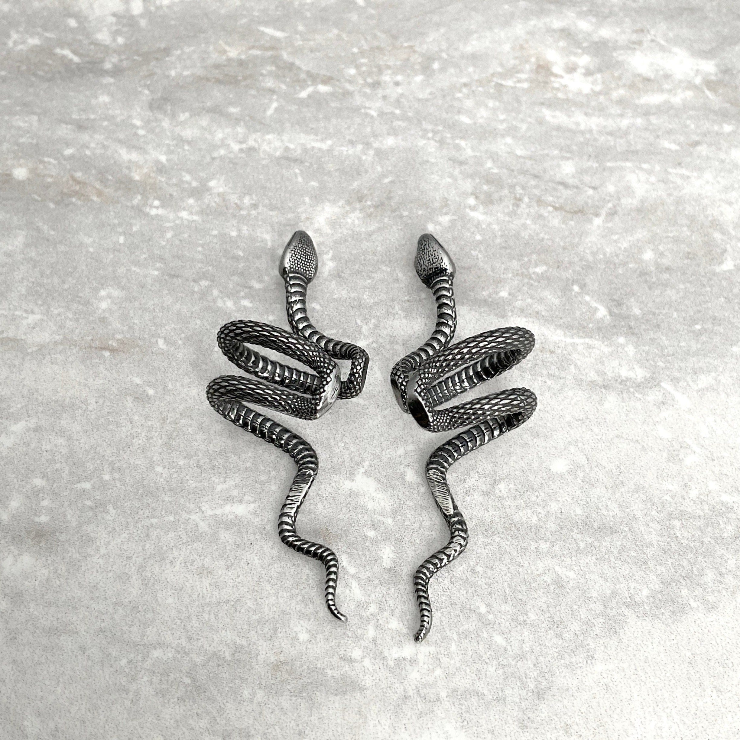 SNAKE EAR CUFF IN BLACK